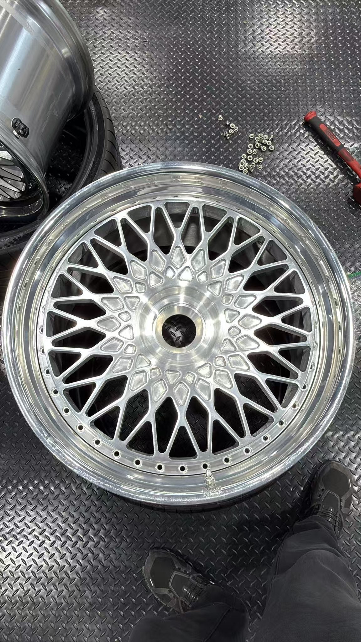 Ronnie Forged High Quality Deep Lip Forged Available with 21-inch front wheels and 22-inch rear wheels. 2 Piece Forged Custom Car Wheels (2510)